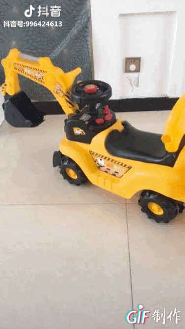 男孩能有多痴迷挖掘机？网友：你是在我家装了摄像头吗