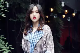 想把春装穿出减龄感，不妨试试格纹长款风衣，看看唐嫣和梁洛施图片