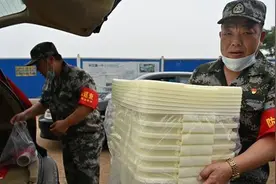 鄂州防汛一线上的父子兵！图片