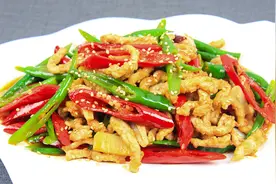大厨教你饭店小炒辣椒肉丝，做好这两步，肉丝鲜嫩可口，香辣开胃视频封面