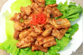 五花肉的别样吃法，用平底锅一煎，裹上生菜，焦香不腻又清脆图片