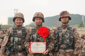 直击军旅第一次实弹射击→5个50环，其中1名是女兵！图片