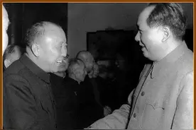 周总理宣读任命决定，傅作义在大会现场掩面痛哭，会议中途暂停图片