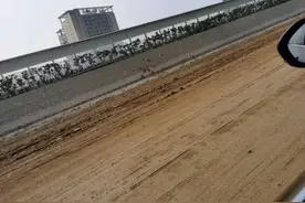 高架上渣土漏洒铺满整个路面，引发交通事故图片