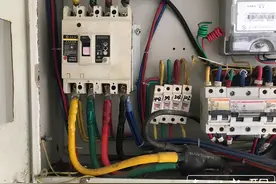 害怕！整个楼道弥漫着焦糊味…昆明这户人家的电线都烧了，空气开关却没反应图片