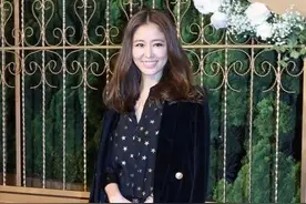 林心如不扮嫩也惊艳！复古丝绒西装配紧身皮裤，大女人气场太飒了图片