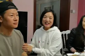 45岁白雪见偶像李健直惊呼，眼泡浮肿显老态，曾7次登上春晚图片