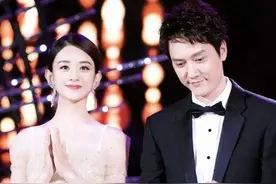 赵丽颖难忍相思之苦，飞厦门探班冯绍峰，夫妻俩牵手逛街十分甜蜜图片