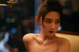 宋祖儿灯下昏黄大片，抹胸黑裙性感可爱图片