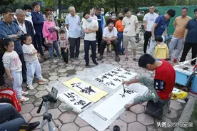 因身残求学无门，父亲在家教他用脚写字，成网红后一幅字卖百元图片