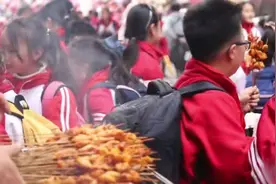 贵州大哥卖鸡屁股，干半年歇半年，三天就回本，专挣小孩钱图片