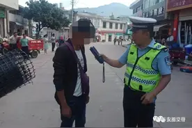 一男子醉驾，摩托车失控原地打转转图片