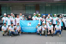 河南娃顶着风雨回家了！王一博随韩红公益团队回乡送物资图片