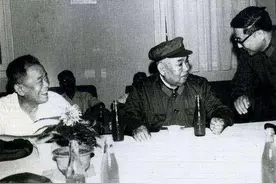 大年三十，上将许世友一刀剁掉鸡头，一口气把鸡血酒喝干发一重誓图片