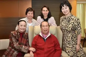 赌王下葬三位太太同框：二太坐轮椅三太头发白，四太状态最好图片