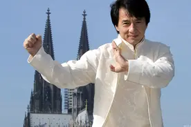 香港电影圈有多乱？成龙被3人2把武士刀堵门，片场徒弟持棍站岗图片