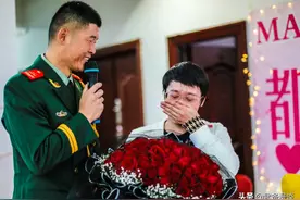 四级警士长向爱妻求婚，萌娃送上三等功奖章，网友：现场甜炸了图片