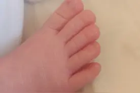 新生儿多久洗一次澡图片
