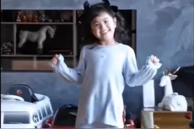 包贝尔5岁女儿饺子长大了，模样越来越像妈妈，穿超大鞋子显邋遢图片