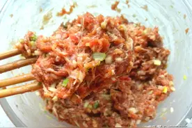 退休老厨师：肉馅去腥，用料酒是大忌，牢记3点，肉馅鲜香无腥味图片