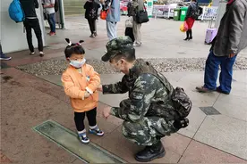 武警广西总队南宁支队：“落单”小孩跟兵哥哥走了一路…图片