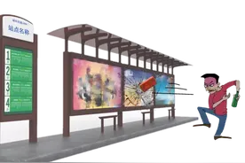 男子酒后砸坏公交站台广告牌，原因居然是想“进局子躲清静”图片
