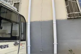 隔壁刚挖了20米深基坑，郑州一老小区墙上就出现多条裂缝，到底谁的责任？图片