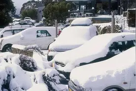 冬天雪太厚，车上都是雪，应该如何正确清理雪？图片