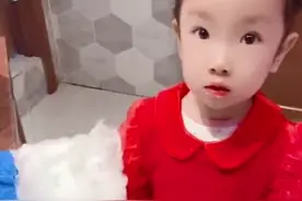 妈妈骗女儿“棉花糖要洗”，女儿照做后哭了，网友：像坑娃的后妈图片