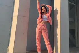 孙娜恩穿粉色运动装搭白色露脐短T，青春靓丽，姐姐身材管理好棒图片