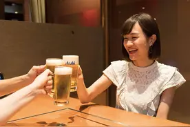 日本人为何鲜有啤酒肚？居酒屋老板说明原因，中国酒友：太自律了图片