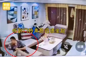 河南一男子躺沙发上听见敲门声，立马跳起来，一顿操作令人爆笑图片