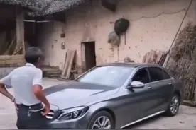 小伙开40万奔驰回家，父亲愁容满面：房子快塌了，钱拿来盖房多好图片