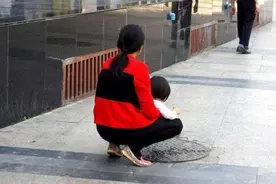 天这么热还穿啥纸尿裤？老一辈夏季给孩子把尿的经验，科学吗？图片