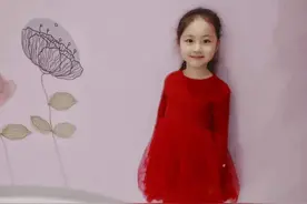 幼儿园禁止女孩穿裙子，家长集体抗议，老师：不信你来园里看图片
