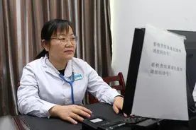 河南一儿科医生坚持手写“老人版”药方：老人带娃不容易，写下来会清楚些图片