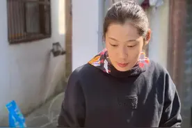 过年！朱婷1米3大长腿站着贴春联，张常宁秀恩爱，丁霞现身球场图片