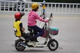 电动车送娃也被罚，车主：不能载人，那为什么设计后座？获得回复图片