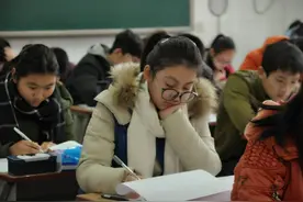不同年级学生见到班主任的反应，高一：能躲就躲，高三：使劲唠嗑图片