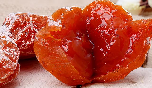 这种水果你吃过吗，绵软能用吸管嘬，其中良品晒干晾制后还有流心