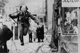 1961年，一位东德士兵成为跳跃柏林墙的英雄！他过得好么？图片