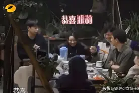 黄雅莉官宣结婚，骑着老公脖子秀恩爱，老公很帅，头发非主流图片