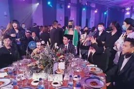 芭莎慈善晚宴内场曝光，名利场变吃席现场，素人花3万就能走红毯图片