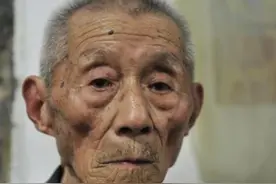 90岁的老爷子给自己穿上尿不湿，是自己对人生一段生活的尊重！图片