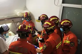 广西男子将金属环套入下体，医生：不及时取出需切除，消防上阵进行切割图片