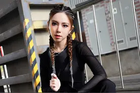 割了一手好韭菜？邓紫棋高价生日周边，海报卖520元，一件外套594图片