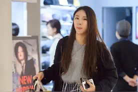 商场遇到的长腿姐姐，有这样的女朋友真是太性福了图片