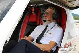 中国最酷大爷再爆红：79岁上T台后，85岁学开飞机，他被央视点赞图片