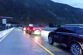 越过金沙江大桥，艰难通过海通沟路段图片