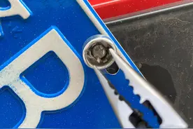 牌照螺丝怎么卸，一把尖嘴钳就搞定图片